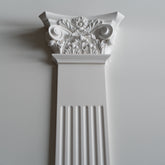 Colonna piatta romana o greca in stile corinzio a parete, pilastro, in poliuretano (meglio del polistirolo). Altezza 254cm
