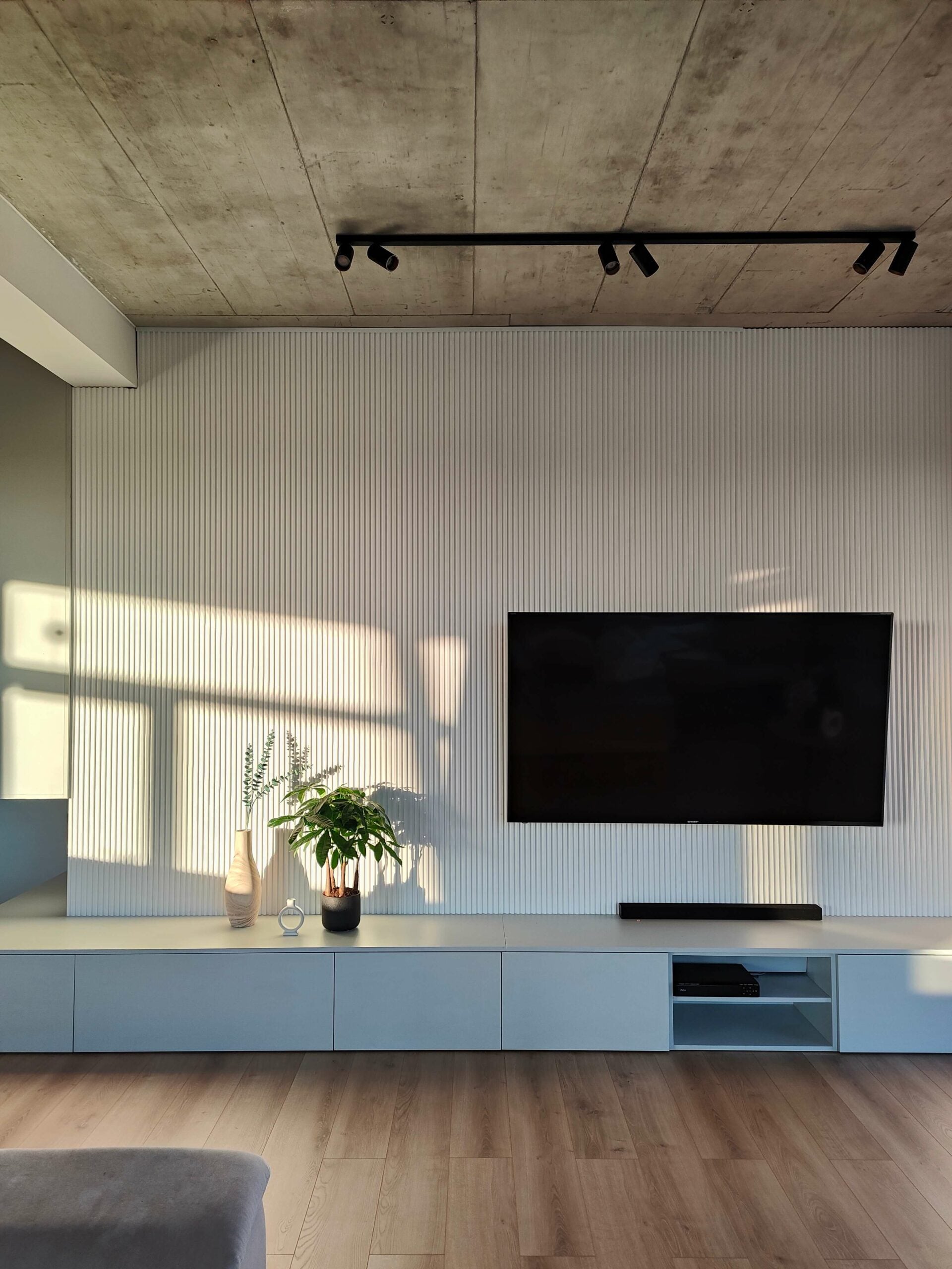 Pannelli decorativi 3D a lamelle doghe bianche pitturabili, boiserie per rivestimento pareti da interno| DOGHE STRETTE | Lunghezza 2,7 metri o 2 metri | Pannelli acustici componibili in duropolimero