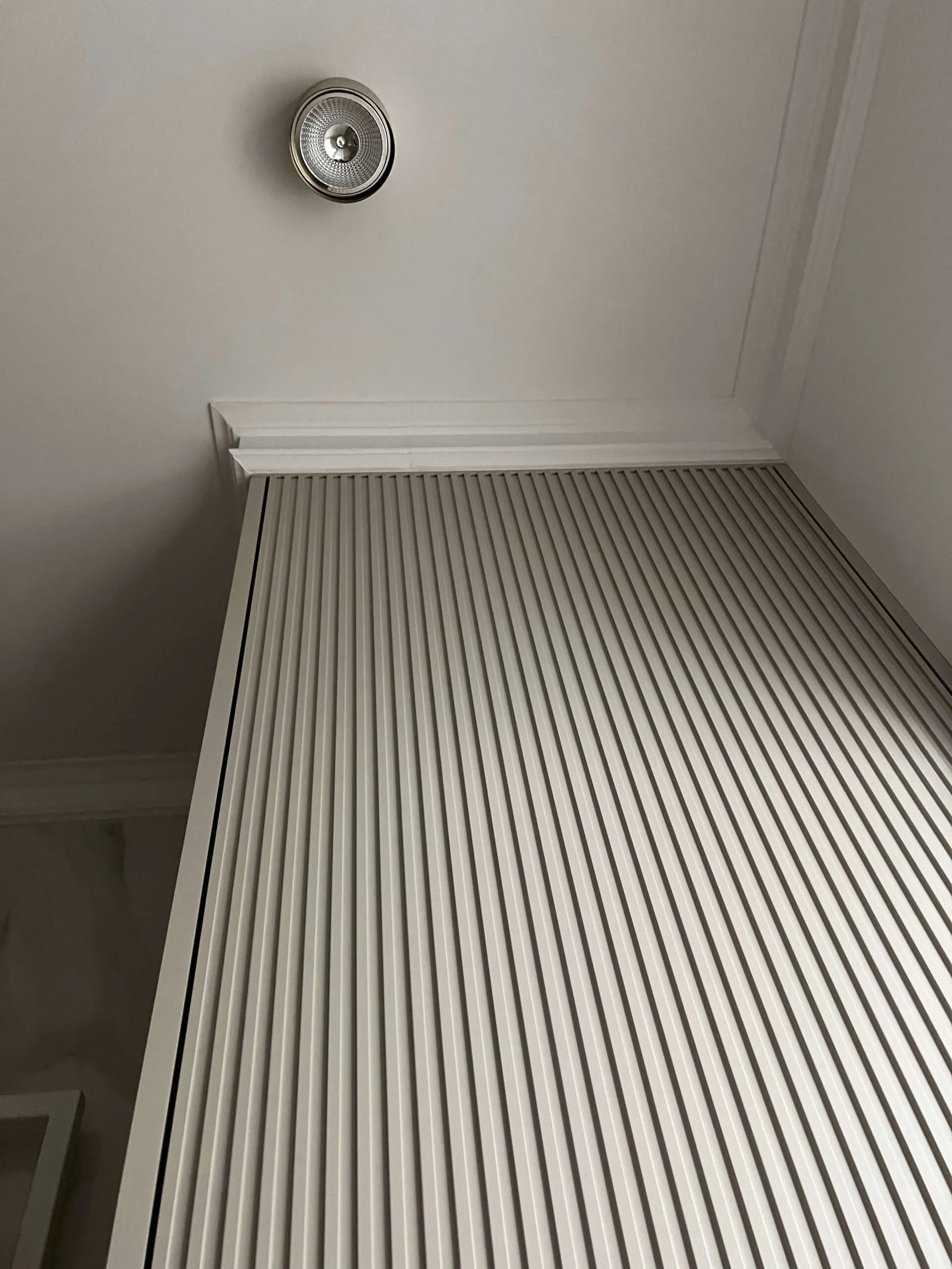 Pannelli decorativi 3D a lamelle doghe bianche pitturabili, boiserie per rivestimento pareti da interno| DOGHE STRETTE | Lunghezza 2,7 metri o 2 metri | Pannelli acustici componibili in duropolimero