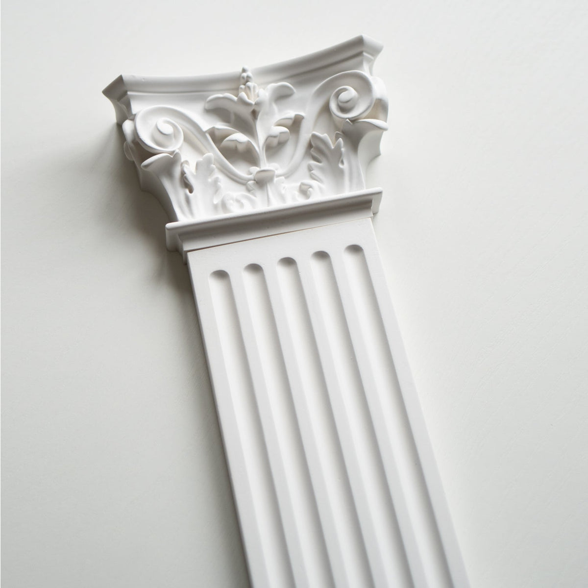 Lesena decorativa in stile corinzio a parete,  pilastro colonna piatta romana, greca, in poliuretano robusto | Altezza totale 240cm